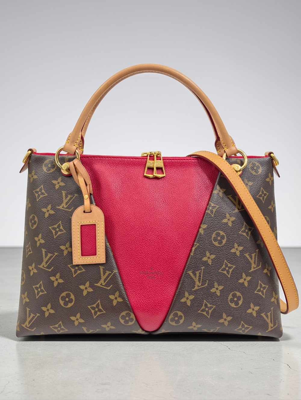 ✨️Authentic Louis Vuitton V Tote MM Monogram Bag